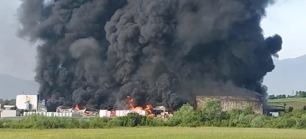 Požar u bihaćkoj fabrici stiropora